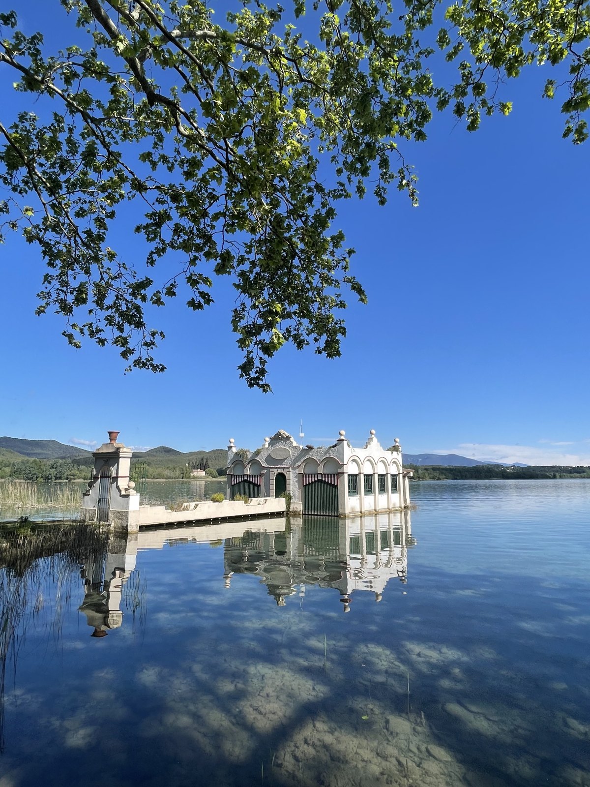 Pesquera modernista reflectida a l'Estany de Banyoles