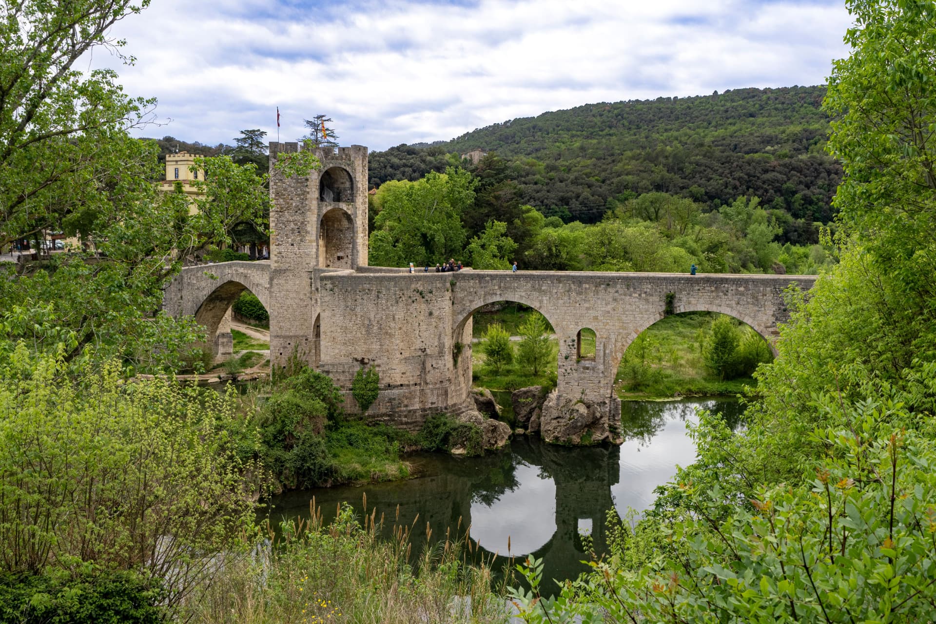 Pont medieval de Besalú sobre el riu Fluvià